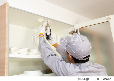 食器棚の地震対策　感知式耐震ラッチ取付工事 110118982