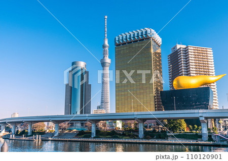 日本の東京都市景観 吾妻橋から隅田川や青空に映えるびるビル群などを望む=令和5年12月29日 日本の東京都市景観 吾妻橋から隅田川や青空に映えるびるビル群などを望む=令和5年12月29日 110120901