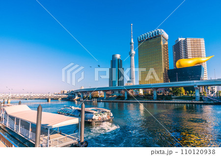 日本の東京都市景観 浅草水上バス乗船場を出航したエメラルダスなどを望む=令和5年12月29日 日本の東京都市景観 浅草水上バス乗船場を出航したエメラルダスなどを望む=令和5年12月29日 110120938