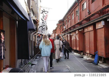 浅草の仲見世通りの裏道。参拝帰りの人々は裏通りのインスタ映えの話題の店で食べ歩き。思わず外国人も 110121005