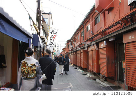 着物姿の若い男女の後ろ姿。浅草の仲見世通りの裏通り、着物姿のカップルも思わず目を止める。話題の店 110121009