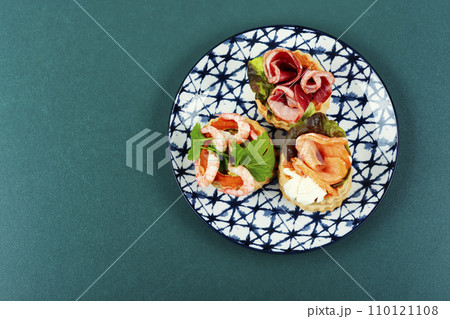 Tartlets with seafood and bacon, tasty snack. Tartlets with seafood and bacon, tasty snack. 110121108