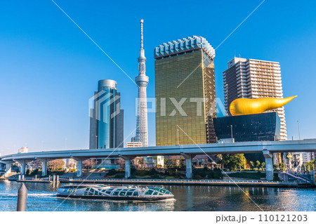 日本の東京都市景観 浅草水上バス乗船場を出航したエメラルダスなどを望む=令和5年12月29日 日本の東京都市景観 浅草水上バス乗船場を出航したエメラルダスなどを望む=令和5年12月29日 110121203