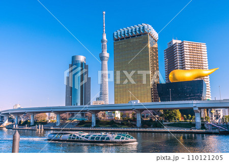 日本の東京都市景観 浅草水上バス乗船場を出航したエメラルダスなどを望む＝令和5年12月29日 110121205