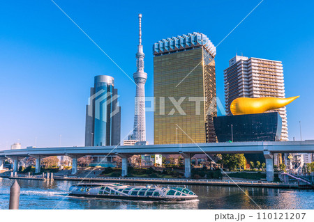 日本の東京都市景観 浅草水上バス乗船場を出航したエメラルダスなどを望む＝令和5年12月29日 110121207