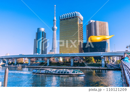 日本の東京都市景観 浅草水上バス乗船場を出航したエメラルダスなどを望む=令和5年12月29日 日本の東京都市景観 浅草水上バス乗船場を出航したエメラルダスなどを望む=令和5年12月29日 110121209