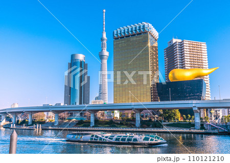 日本の東京都市景観 浅草水上バス乗船場を出航したエメラルダスなどを望む=令和5年12月29日 日本の東京都市景観 浅草水上バス乗船場を出航したエメラルダスなどを望む=令和5年12月29日 110121210