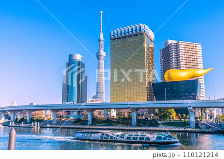 日本の東京都市景観 浅草水上バス乗船場を出航したエメラルダスなどを望む=令和5年12月29日 日本の東京都市景観 浅草水上バス乗船場を出航したエメラルダスなどを望む=令和5年12月29日 110121214