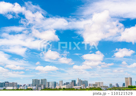 【東京都】爽やかな青空と街の風景 110121529