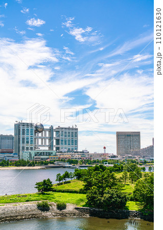 【東京都】夏のお台場の都市風景 110121630