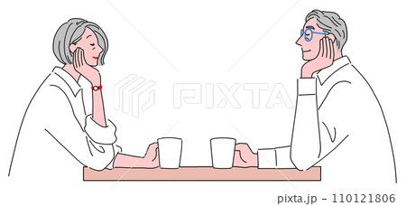 向き合ってコーヒーを飲むシニア夫婦 110121806