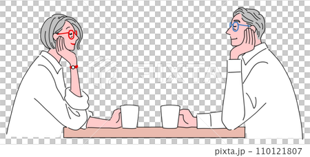 向き合ってコーヒーを飲むシニア夫婦 110121807