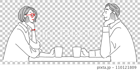 向き合ってコーヒーを飲むシニア夫婦 110121809