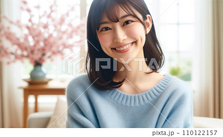 青いセーターを着た笑顔の女性 青いセーターを着た笑顔の女性 110122157
