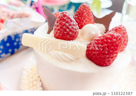 誕生日やクリスマスをイメージする白い「ショートケーキ」 110122387