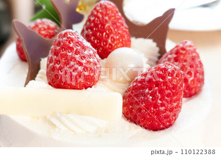 誕生日やクリスマスをイメージする白い「ショートケーキ」 110122388