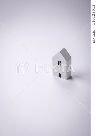A small wooden house as an idea for investing in your own home and achieving the goal of buying real estate A small wooden house as an idea for investing in your own home and achieving the goal of buying real estate 110122913