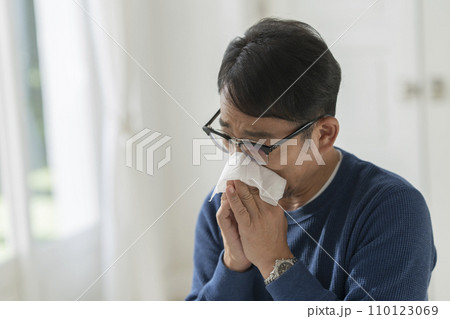 ティッシュで鼻をかむ50代の男性 ティッシュで鼻をかむ50代の男性 110123069