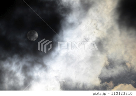 雲と太陽 110123210