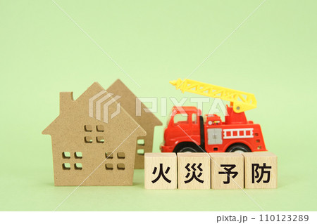 住宅の火災予防イメージ　住宅模型とはしご車と積み木 110123289