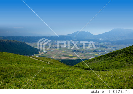 大観峰と阿蘇山 110123373