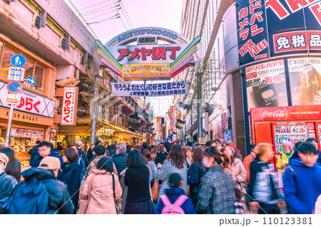 日本の東京都市景観 年の瀬・賑わうアメ横。賀正も登場、新年に希望の光を…=令和5年12月29日 日本の東京都市景観 年の瀬・賑わうアメ横。賀正も登場、新年に希望の光を…=令和5年12月29日 110123381