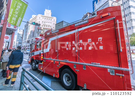 日本の東京都市景観 年の瀬・賑わう浅草駅前に出動した東京消防庁特別救助隊…＝令和5年12月29日 110123592
