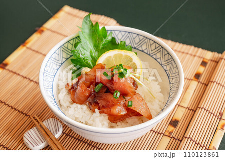 マグロの漬け丼 110123861