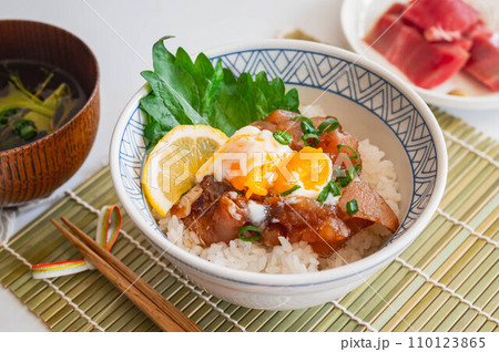 温泉卵をのせたマグロの漬け丼 温泉卵をのせたマグロの漬け丼 110123865