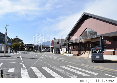 山梨県 都留文科大学前駅前の街並み 110123992