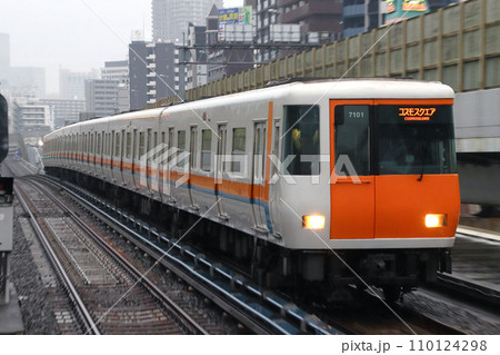 ［C］大阪メトロ中央線／ゆめはんな線を行く近鉄7000系電車 110124298