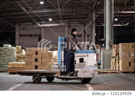 ターレットトラックに乗る男性 110124426