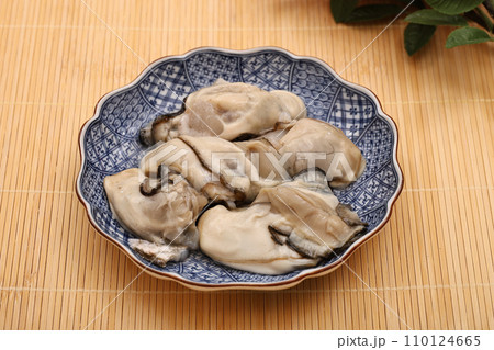 皿に盛り付けたむき身の生牡蠣 皿に盛り付けたむき身の生牡蠣 110124665