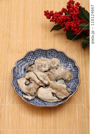 皿に盛り付けたむき身の生牡蠣 110124667