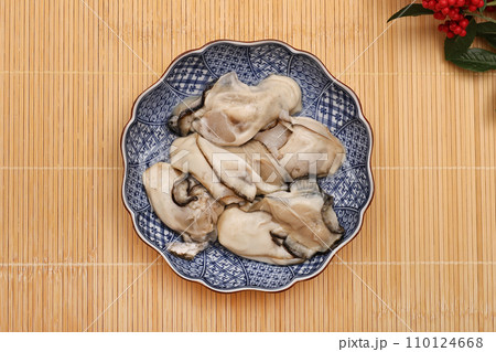 皿に盛り付けたむき身の生牡蠣 110124668