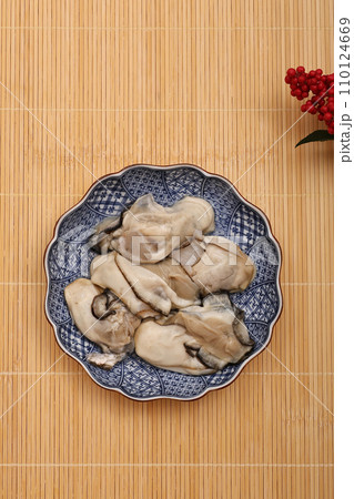 皿に盛り付けたむき身の生牡蠣 110124669