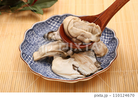 皿に盛り付けたむき身の生牡蠣 110124670