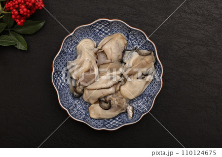 皿に盛り付けたむき身の生牡蠣 110124675