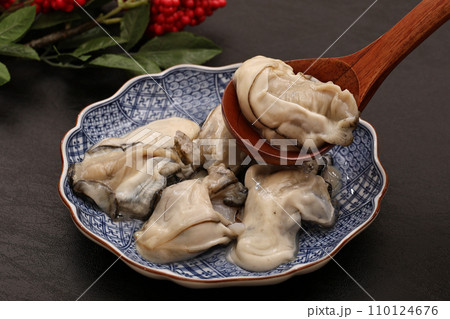 皿に盛り付けたむき身の生牡蠣 110124676