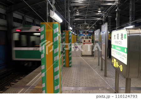 ［C11］大阪メトロ中央線／ゆめはんな線　大阪港駅ホーム 110124793