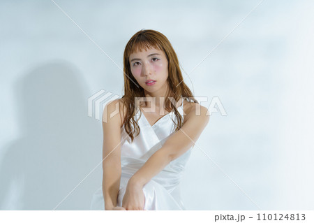 透明感のある女性ポートレート 110124813