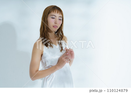 透明感のある女性ポートレート 110124879