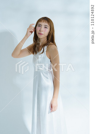 透明感のある女性ポートレート 透明感のある女性ポートレート 110124892