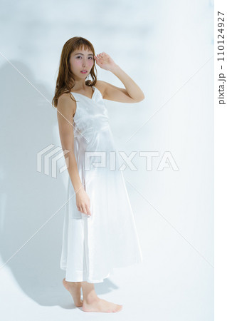透明感のある女性ポートレート 110124927
