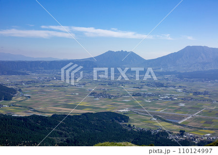 大観峰と阿蘇山 110124997