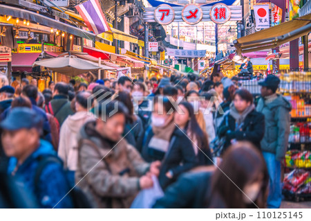 日本の東京都市景観 年の瀬・賑わうアメ横。賀正も登場、新年に希望の光を…＝令和5年12月29日 110125145
