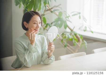 女性　スキンケア 110125156