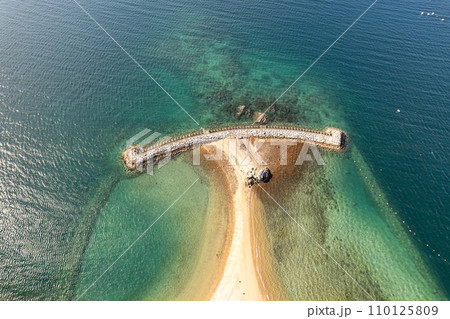 間崎島ビーチ(ドローンによる空撮) 間崎島ビーチ(ドローンによる空撮) 110125809