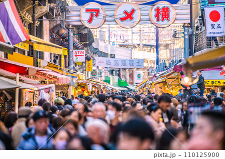日本の東京都市景観 年の瀬・賑わうアメ横。賀正も登場、新年に希望の光を…=令和5年12月29日 日本の東京都市景観 年の瀬・賑わうアメ横。賀正も登場、新年に希望の光を…=令和5年12月29日 110125900