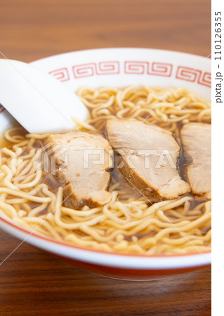 シンプルで美味しい醤油味のチャーシュー麺 110126355